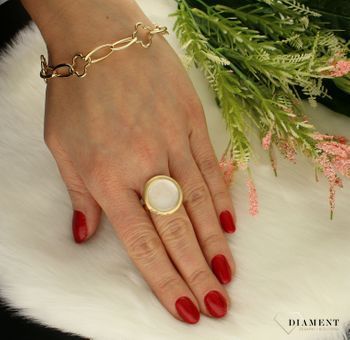 Srebrny pierścionek pozłacany z masą perłową AN AQ H4181009WH. Pierścionek wykonany ze srebra próby 925 w 24 ct pozłoceniu. Włoska biżuteria o niesamowitym designie, który został otrzymany poprzez wykorzystanie niecodziennej  (1).jpg